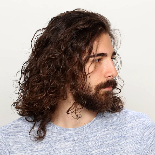 Modelo Masculino Atractivo Con Pelo Largo Barba Posando Estudio Sobre — Foto de Stock