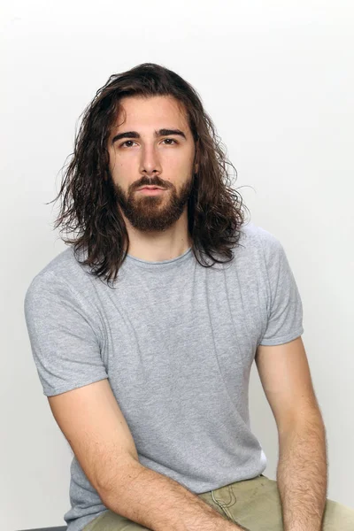 Modelo Masculino Atractivo Con Pelo Largo Barba Posando Estudio Sobre — Foto de Stock