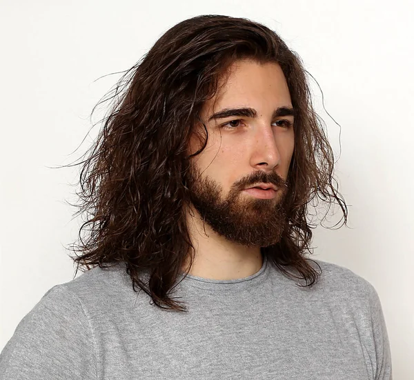 Aantrekkelijk Mannelijk Model Met Lang Haar Baard Poserend Studio Geïsoleerde — Stockfoto