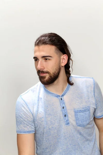 Modelo Masculino Atractivo Con Pelo Largo Barba Posando Estudio Sobre — Foto de Stock