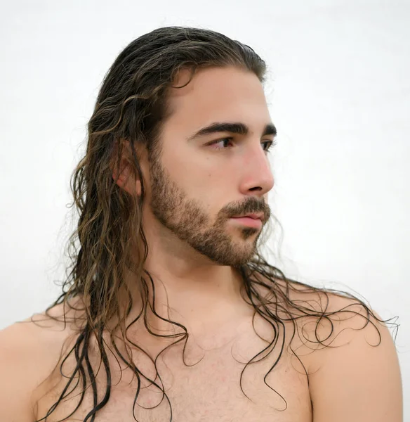 Modelo Masculino Atraente Com Cabelos Longos Barba Posando Estúdio Fundo — Fotografia de Stock