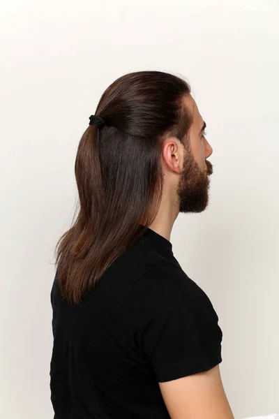 Молодая Модная Мужская Модель Длинными Волосами Бородой Позирует Студии Изолированном — стоковое фото
