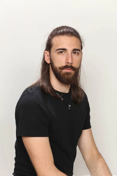 Joven Modelo Masculino Moda Con Pelo Largo Barba Posando Estudio — Foto de Stock