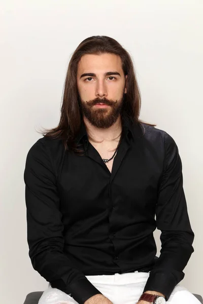 Modelo Masculino Jovem Elegante Com Cabelos Longos Barba Posando Estúdio — Fotografia de Stock