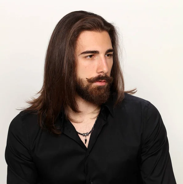 Junge Modische Männliche Model Mit Langen Haaren Und Bart Posiert — Stockfoto