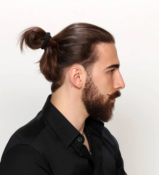 Genç Modaya Uygun Uzun Saçlı Sakallı Bir Erkek Model Izole — Stok fotoğraf