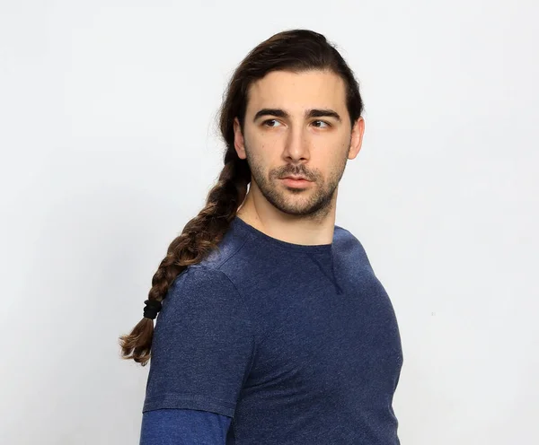 Aantrekkelijk Mannelijk Model Met Lang Haar Baard Poseert Studio Stijl — Stockfoto