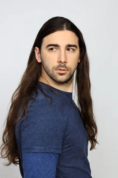 Modelo Masculino Atraente Com Cabelos Longos Barba Está Posando Estúdio — Fotografia de Stock