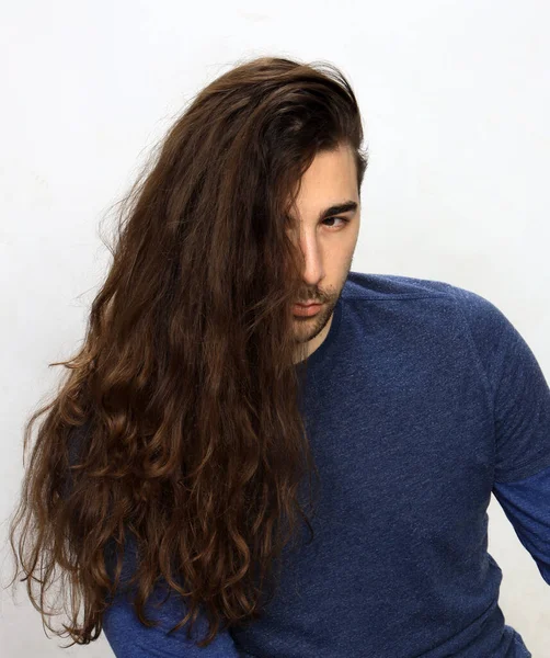 Приваблива Чоловіча Модель Довгим Волоссям Бородою Позує Студії Стиль Тенденції — стокове фото