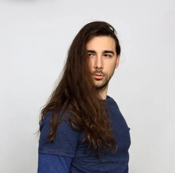 Model Pria Yang Menarik Dengan Rambut Panjang Dan Jenggot Berpose — Stok Foto