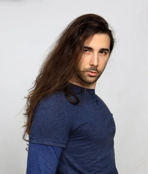 Attraktives Männliches Model Mit Langen Haaren Und Bart Posiert Studio — Stockfoto