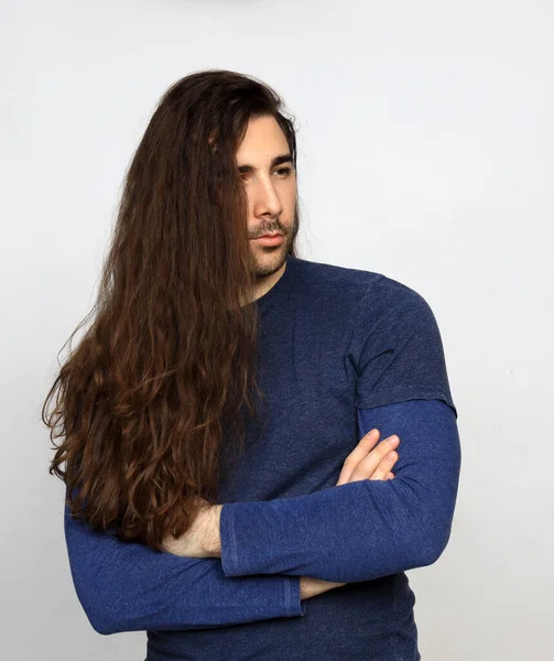 Modelo Masculino Atraente Com Cabelos Longos Barba Está Posando Estúdio — Fotografia de Stock