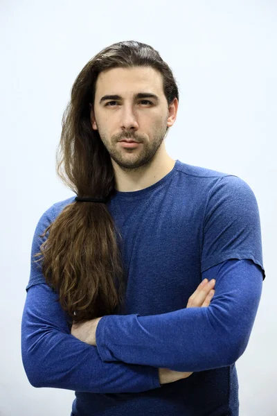 Modelo Masculino Atraente Com Cabelos Longos Barba Está Posando Estúdio — Fotografia de Stock