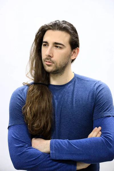 Modèle Masculin Attrayant Avec Les Cheveux Longs Barbe Pose Studio — Photo