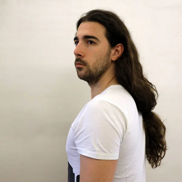 Atractiva Modelo Masculino Con Pelo Largo Barba Está Posando Estudio —  Fotos de Stock