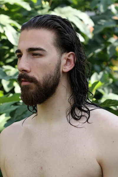 Modelo Masculino Joven Atractivo Con Cabello Largo Barba Posando Naturaleza — Foto de Stock