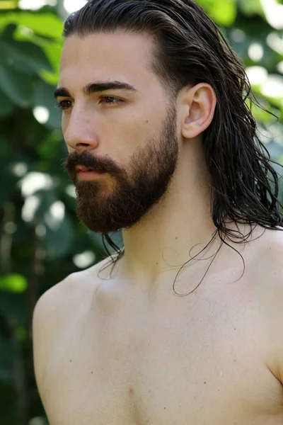 Modelo Masculino Joven Atractivo Con Cabello Largo Barba Posando Naturaleza — Foto de Stock