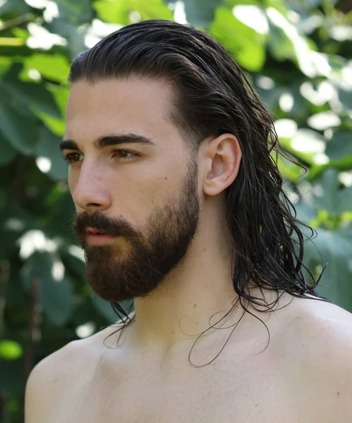 Modelo Masculino Joven Atractivo Con Cabello Largo Barba Posando Naturaleza — Foto de Stock