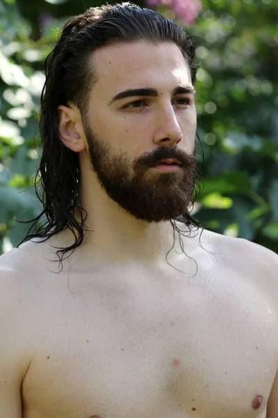 Jeune Modèle Masculin Attrayant Aux Cheveux Longs Barbe Posant Dans — Photo