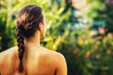 Çok uzun saçlı çekici bir adam vahşi doğada poz veriyor. Modelleme ve Moda Konsepti.