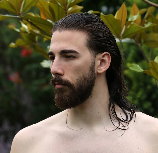 Jong Aantrekkelijk Mannelijk Model Met Lang Haar Baard Poserend Natuur — Stockfoto