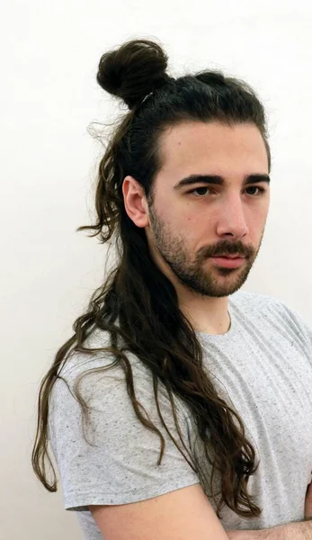 Привлекательный Молодой Бородатый Мужчина Модель Длинными Волосами Позирующий Помещении Стиль — стоковое фото