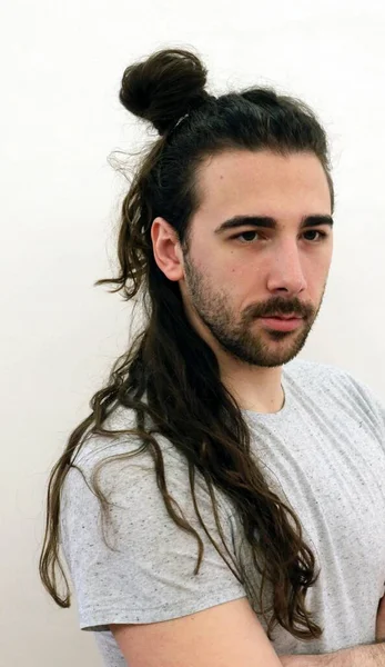 Modelo Masculino Barbudo Jovem Atraente Com Cabelo Comprido Posando Dentro — Fotografia de Stock