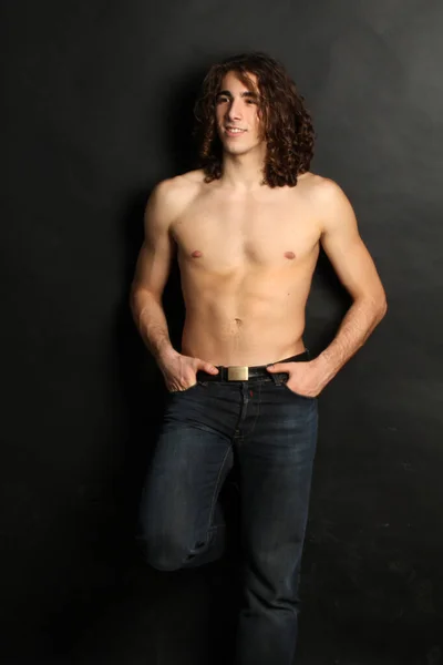 Atrakcyjny Model Męski Długimi Włosami Pozujący Studio Odosobnionym Tle Styl — Zdjęcie stockowe