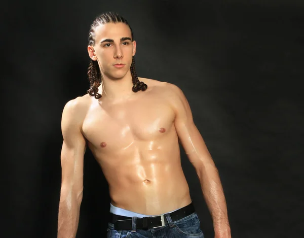 Modelo Masculino Atractivo Con Pelo Largo Posando Estudio Sobre Fondo —  Fotos de Stock