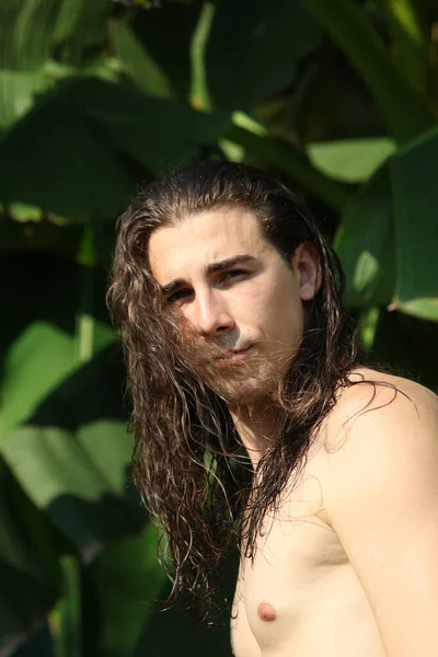 Cara Atraente Com Cabelo Muito Longo Está Posando Natureza Modelagem — Fotografia de Stock