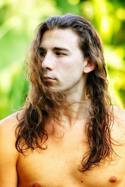 Привлекательный Парень Длинными Волосами Позирует Дикой Природе Моделирование Концепция Моды — стоковое фото
