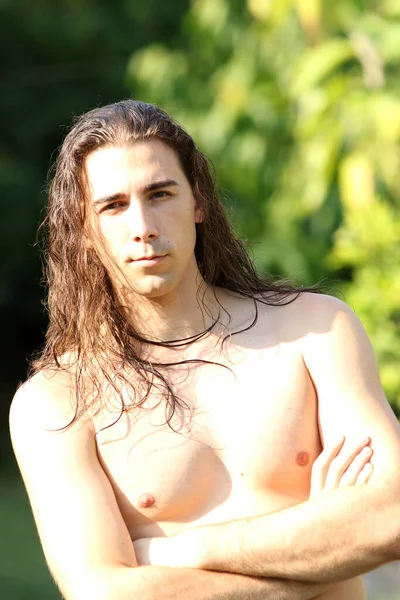 Attraente Ragazzo Con Capelli Molto Lunghi Posa Natura Modellazione Concetto — Foto Stock