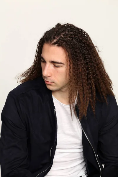 Atrakcyjny Model Męski Długimi Włosami Pozujący Studio Odosobnionym Tle Styl — Zdjęcie stockowe