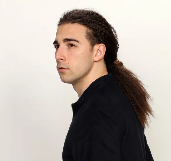 Uzun Saçlı Çekici Bir Erkek Model Stüdyoda Poz Veriyor Tarz — Stok fotoğraf