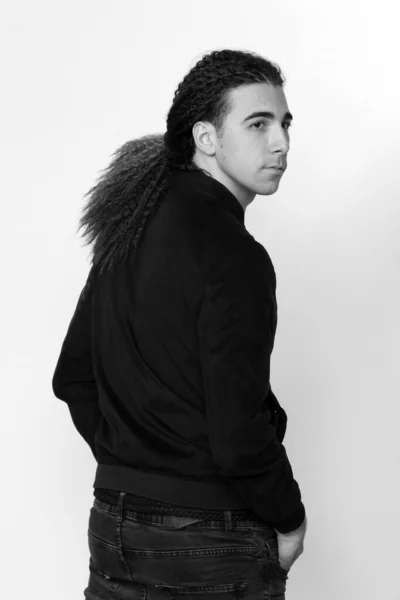Привлекательная Мужская Модель Длинными Волосами Позирует Студии Изолированном Фоне Стиль — стоковое фото