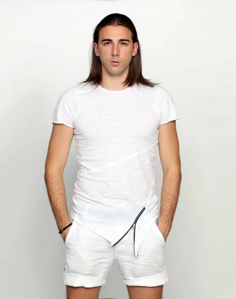 Привлекательная Мужская Модель Длинными Волосами Позирует Студии Изолированном Фоне Стиль — стоковое фото