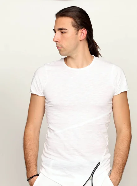 Modelo Masculino Atraente Com Cabelos Longos Posando Estúdio Fundo Isolado — Fotografia de Stock