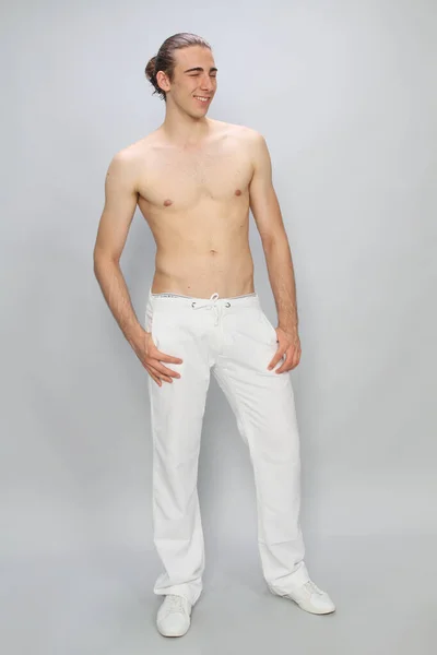 Modelo Masculino Atractivo Con Pelo Largo Posando Estudio Sobre Fondo — Foto de Stock