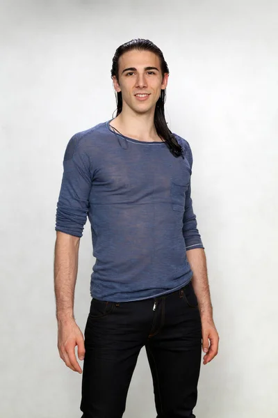 Atraktivní Mužský Model Dlouhými Vlasy Pózující Studiu Izolovaném Pozadí Styl — Stock fotografie