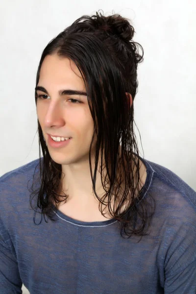 Modèle Masculin Attrayant Avec Les Cheveux Longs Posant Studio Sur — Photo