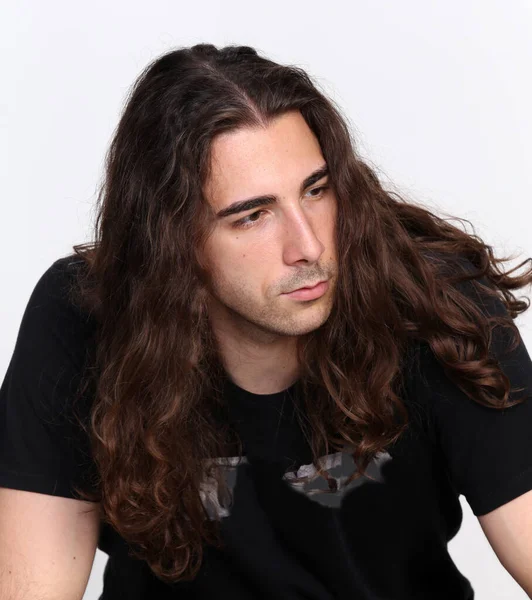 Model Pria Yang Menarik Dengan Rambut Panjang Berpose Studio Pada — Stok Foto