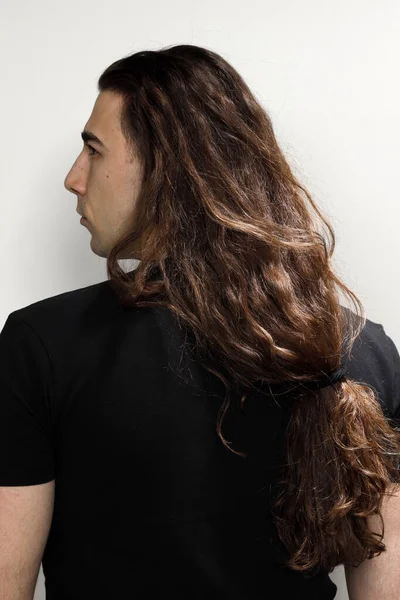 Jovem Atraente Com Cabelo Encaracolado Muito Longo Está Posando Estúdio — Fotografia de Stock