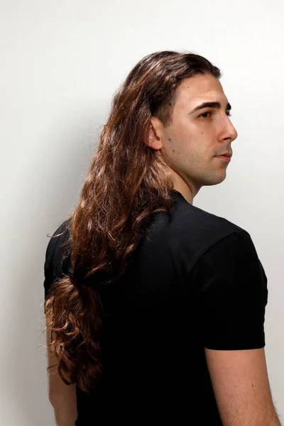 Pemuda Yang Menarik Dengan Rambut Keriting Yang Sangat Panjang Berpose — Stok Foto