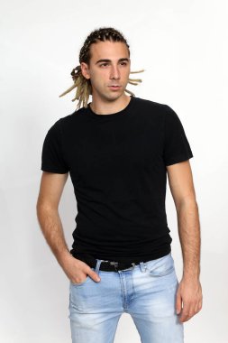 Çekici sarışın erkek model. Örgü ve rastalı saç örgülerinin kombinasyonu. Stüdyoda izole edilmiş arka planda poz veriyor. Tarz, trendler, moda konsepti.