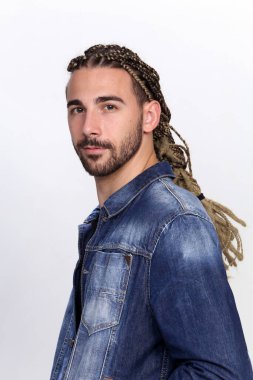 Çekici sarışın erkek model. Örgü ve rastalı saç örgülerinin kombinasyonu. Stüdyoda izole edilmiş arka planda poz veriyor. Tarz, trendler, moda konsepti.