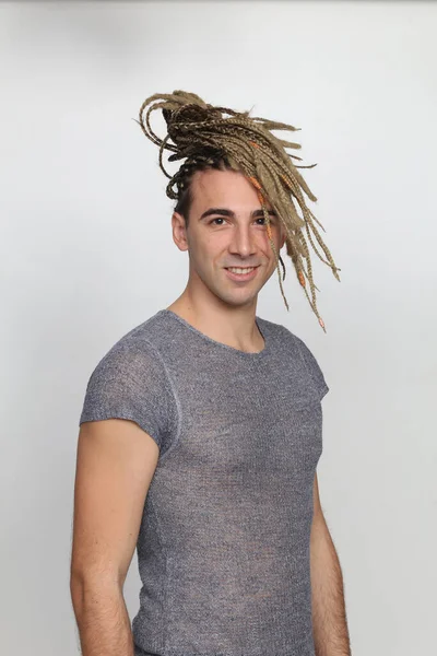 Aantrekkelijk Blond Mannelijk Model Met Combinatie Van Vlechten Dreadlocks Poserend — Stockfoto