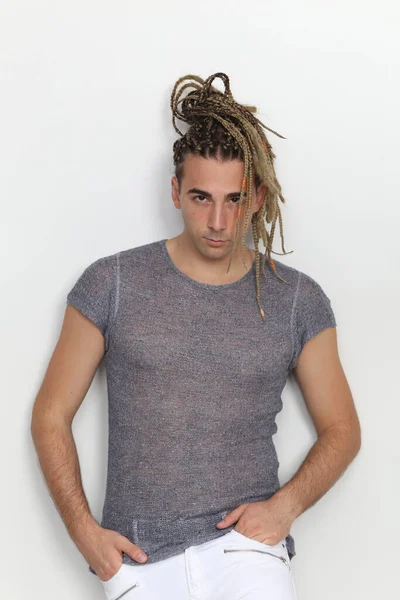 Modelo Masculino Loiro Atraente Com Combinação Tranças Dreadlocks Posando Estúdio — Fotografia de Stock