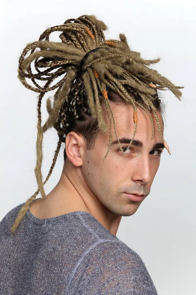 Modelo Masculino Loiro Atraente Com Combinação Tranças Dreadlocks Posando Estúdio — Fotografia de Stock