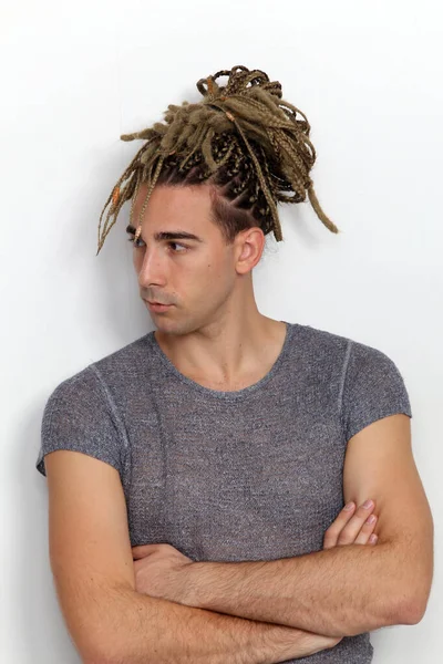 Modelo Masculino Loiro Atraente Com Combinação Tranças Dreadlocks Posando Estúdio — Fotografia de Stock