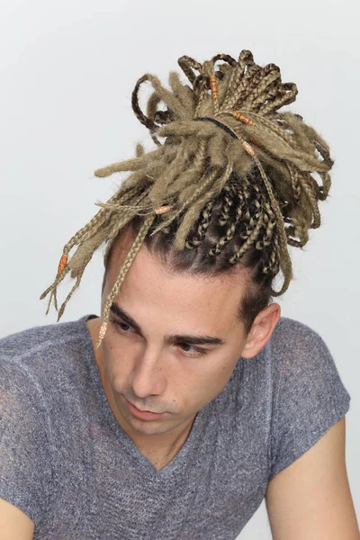 Modelo Masculino Loiro Atraente Com Combinação Tranças Dreadlocks Posando Estúdio — Fotografia de Stock